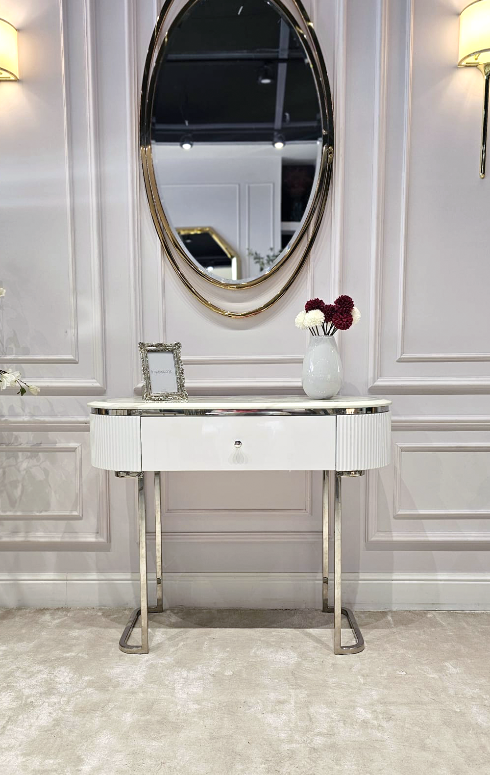 KONSOLA Anne Silver na srebrnych błyszczących nogach, bialy korpus z ryflowaniem po bokach i praktyczną szufladą, srebrne detale