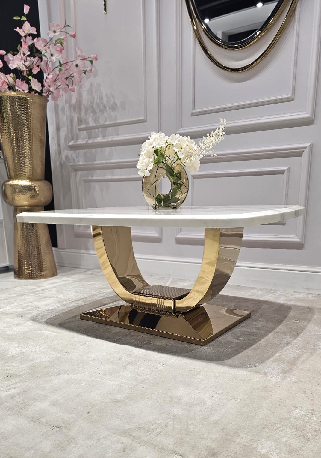 STOLIK KAWOWY RING na złotej błyszczącej podstawie, prostokątny blat z konglomeratu marmurowego, nowoczesny glamour - 100 cm, piękny