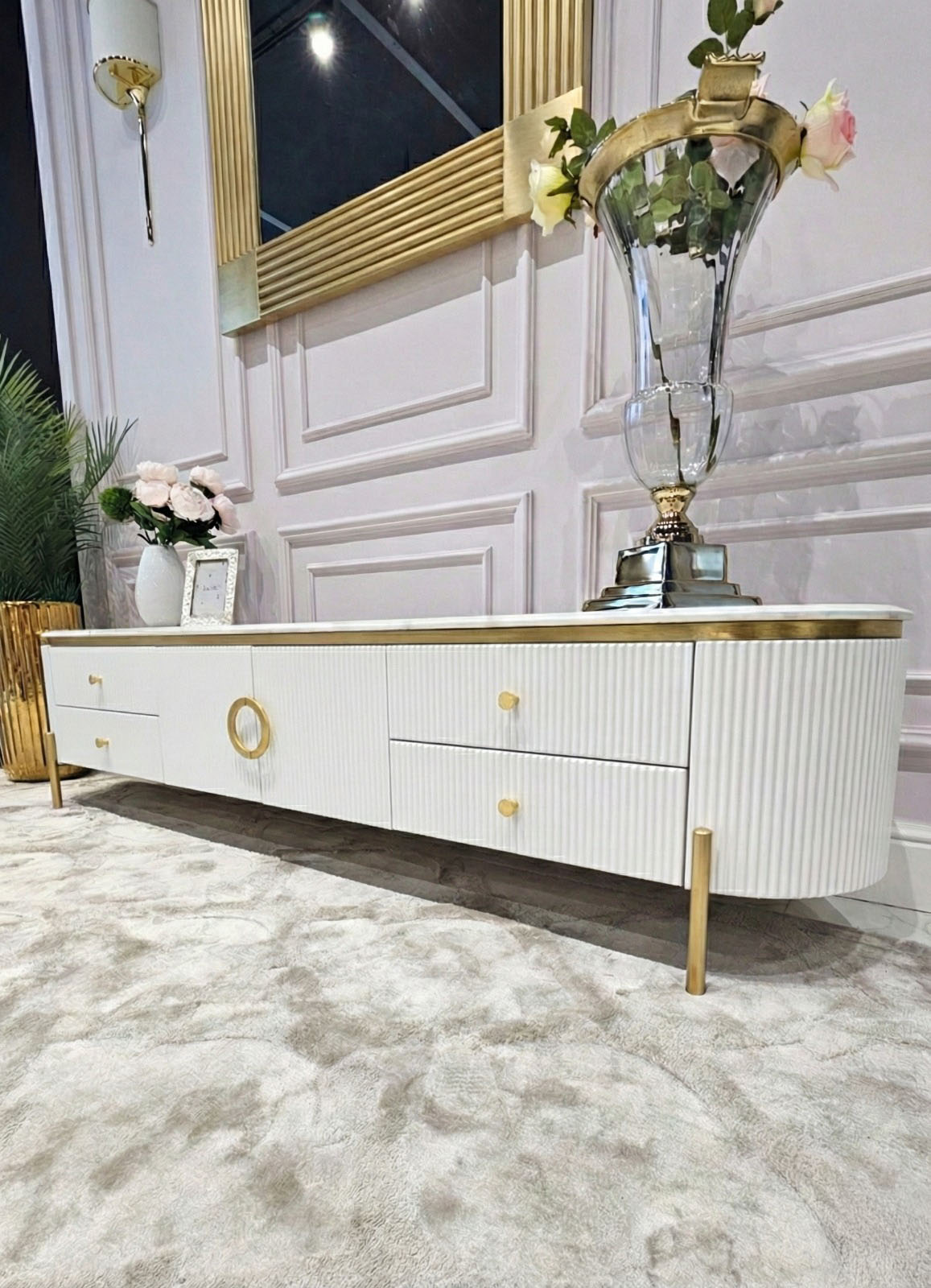 SZAFKA RTV Anne Fosco, ryflowana, biała, blat z konglomeratu marmurowego, złote, szczotkowane, metalowe detale