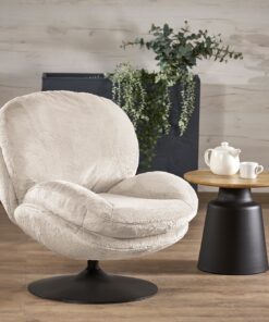 FOTEL OBROTOWY Shell na czarnej okrągłej podstawie, kremowa tapicerka, obłe kształty, nowoczesny styl, do salonu