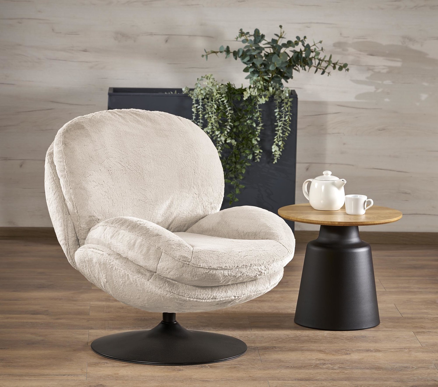 FOTEL OBROTOWY Shell na czarnej okrągłej podstawie, kremowa tapicerka, obłe kształty, nowoczesny styl, do salonu