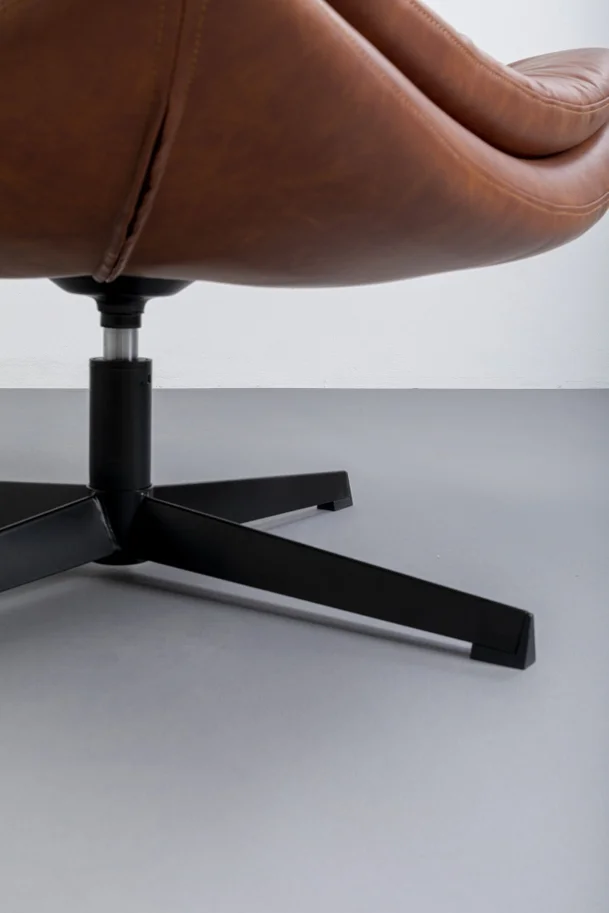 FOTEL OBROTOWY tapicerowany brązową ekoskórą, piękne poziome przeszycia, czarne stalowe nogi, elegancki FOTEL OBROTOWY tapicerowany brązową ekoskórą, piękne poziome przeszycia, czarne stalowe nogi, elegancki