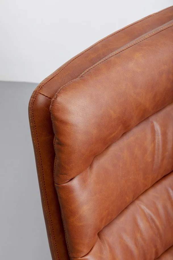 FOTEL OBROTOWY tapicerowany brązową ekoskórą, piękne poziome przeszycia, czarne stalowe nogi, wyjątkowy FOTEL OBROTOWY tapicerowany brązową ekoskórą, piękne poziome przeszycia, czarne stalowe nogi, wyjątkowy