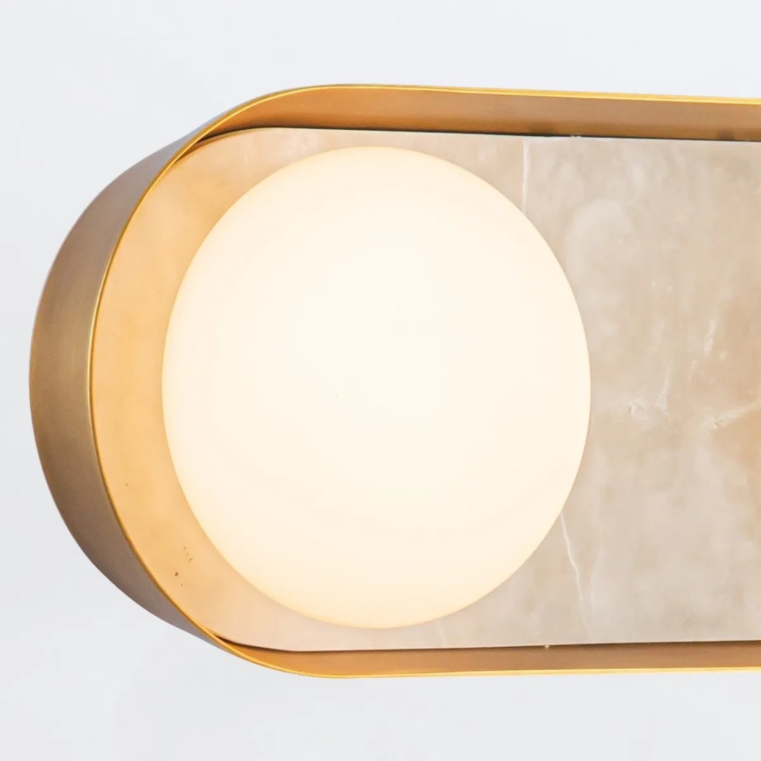 KINKIET Alonso z 3 źródłami światła, podłużny, mleczne klosze, centralny panel a alabastru, metalowa ramka w vintage mosiądzu, piękny