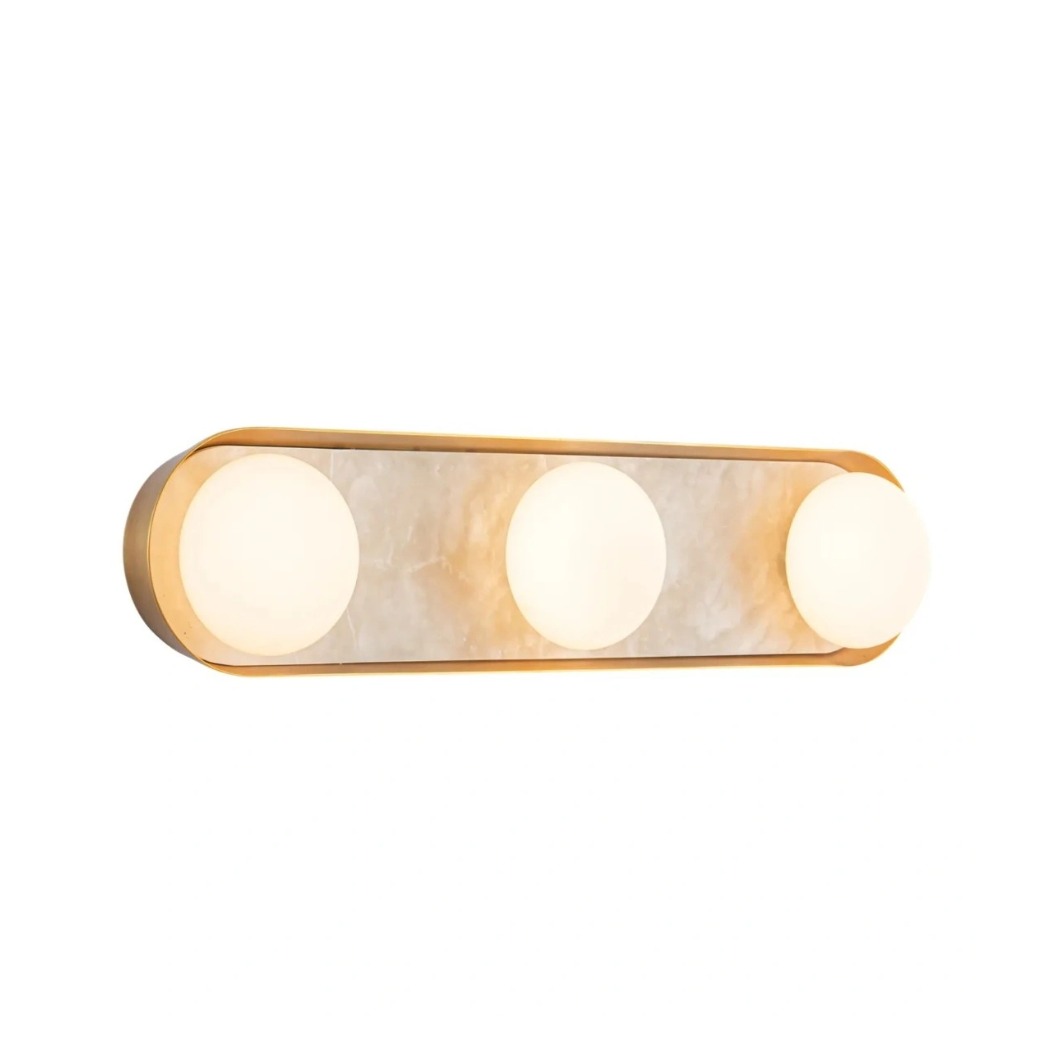 KINKIET Alonso z 3 źródłami światła, podłużny, mleczne klosze, centralny panel a alabastru, metalowa ramka w vintage mosiądzu