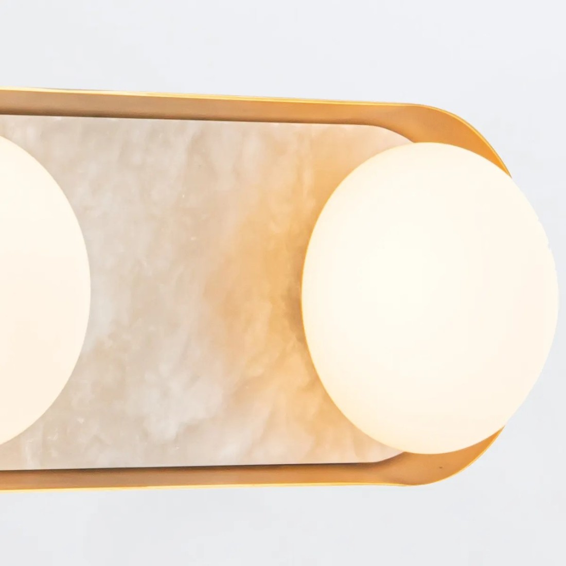 KINKIET Alonso z 3 źródłami światła, podłużny, mleczne klosze, centralny panel a alabastru, metalowa ramka w vintage mosiądzu, wyjątkowe