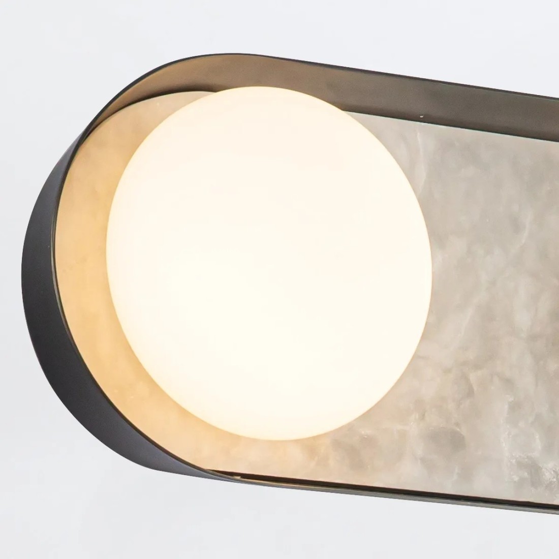 KINKIET Alonso z 3 źródłami światła, podłużny, mleczne klosze, centralny panel z alabastru, metalowa ramka w miejskim brązie, piękny