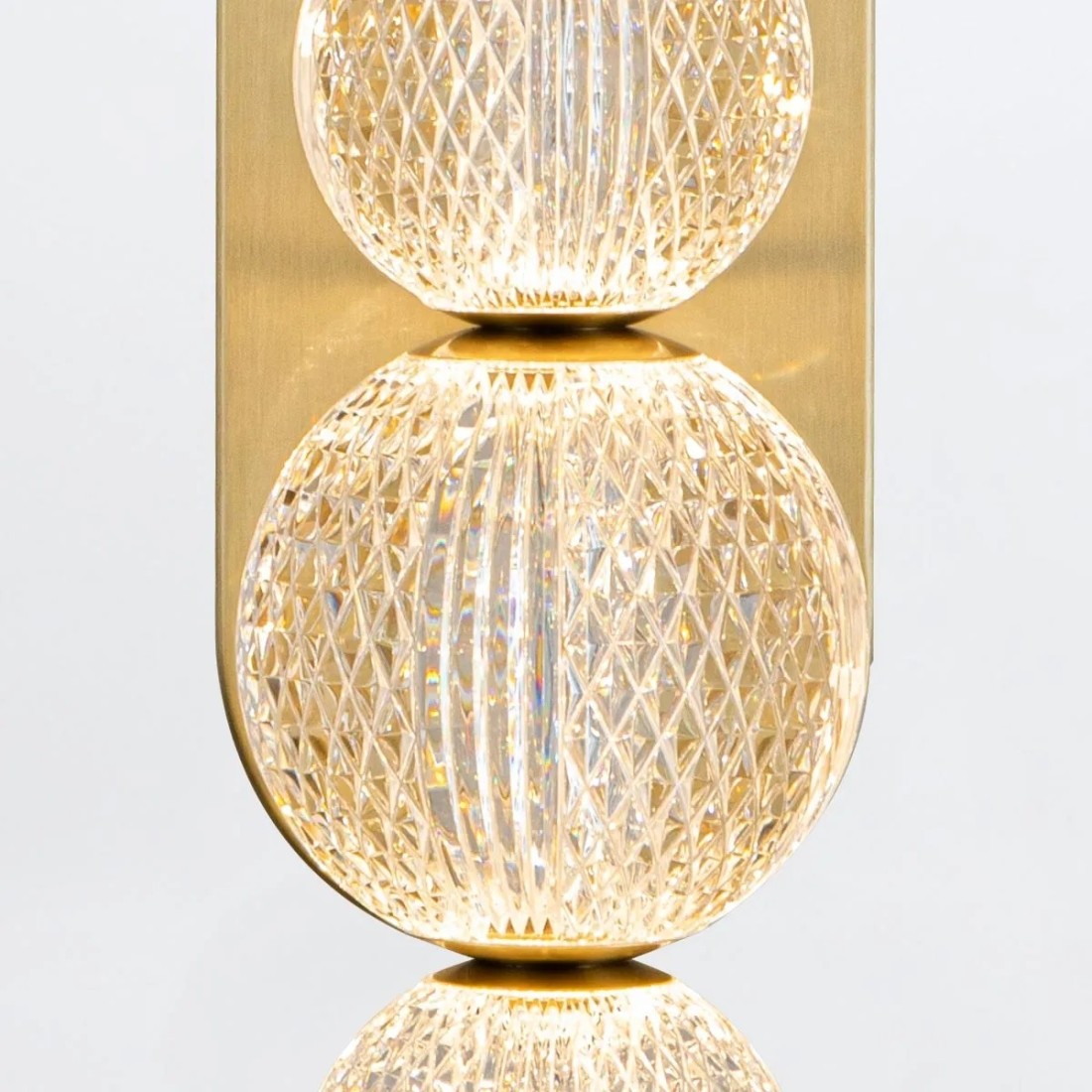 KINKIET Marni z 6 źródłami światła w kloszach z fasowanego akrylu, metalowa konstrukcja w kolorze naturalnego mosiądzu, ekskluzwyny KINKIET Marni z 6 źródłami światła w kloszach z fasowanego akrylu, metalowa konstrukcja w kolorze naturalnego mosiądzu, ekskluzwyny