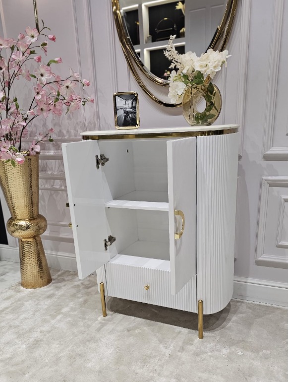 KOMODA Anne biała z szufladą i szafką, ryflowany korpus, złote błyszczące dodatki, nowoczesny styl glamour, ekskluzywna