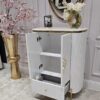 KOMODA Anne biała z szufladą i szafką, ryflowany korpus, złote błyszczące dodatki, nowoczesny styl glamour, piękna