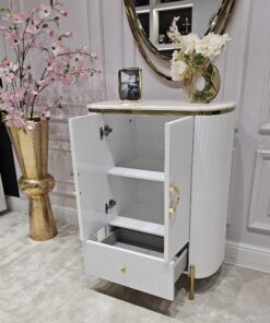 KOMODA Anne biała z szufladą i szafką, ryflowany korpus, złote błyszczące dodatki, nowoczesny styl glamour, piękna