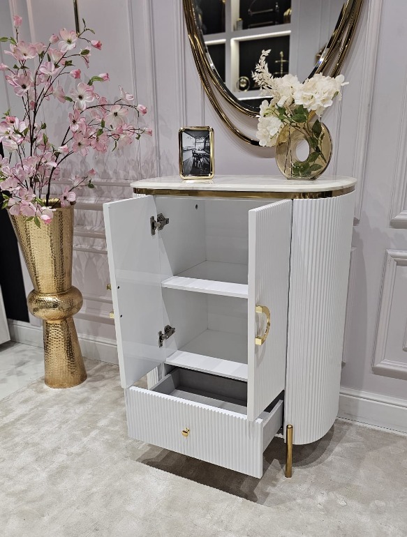 KOMODA Anne biała z szufladą i szafką, ryflowany korpus, złote błyszczące dodatki, nowoczesny styl glamour, piękna