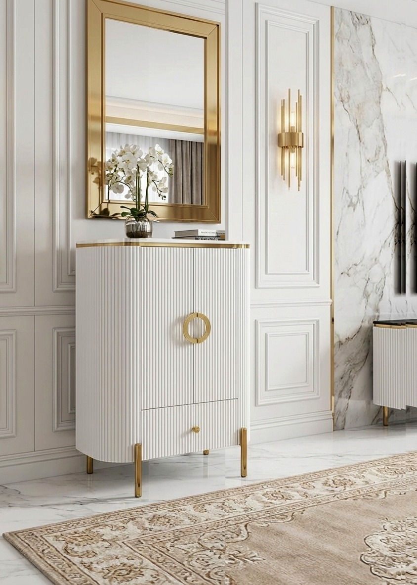 KOMODA Anne biała z szufladą i szafką, ryflowany korpus, złote błyszczące dodatki, nowoczesny styl glamour