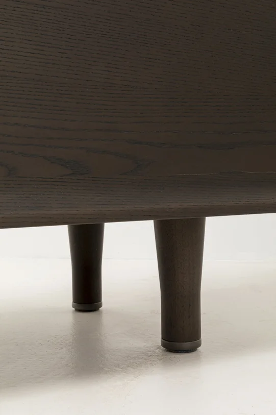 KOMODA Divine podłużna, 4-drzwiowa, szklane półki wewnątrz, ciemno brązowa kolorystyka, nowoczesny styl, detale