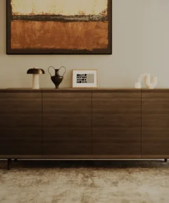 KOMODA Divine podłużna, 4-drzwiowa, szklane półki wewnątrz, ciemno brązowa kolorystyka, nowoczesny styl, piękna