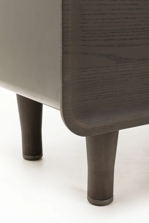 KOMODA Divine wysoka, 4-drzwiowa, szklane półki wewnątrz, ciemno brązowa kolorystyka, nowoczesny styl, detale