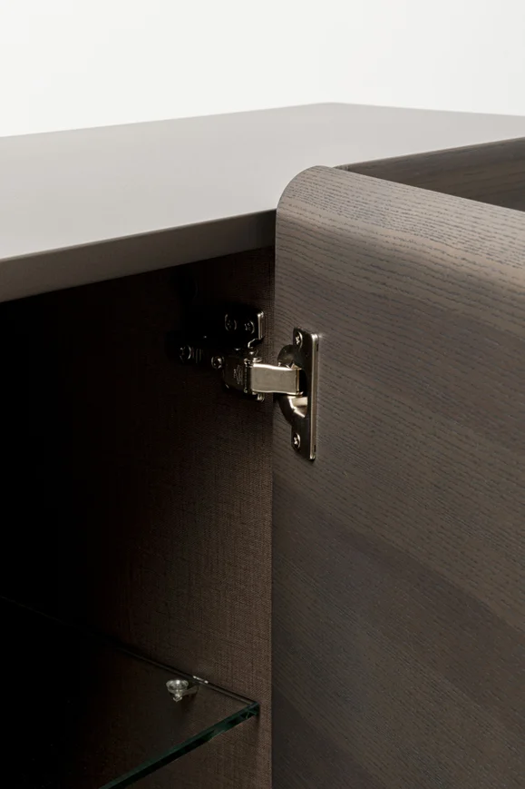 KOMODA Divine wysoka, 4-drzwiowa, szklane półki wewnątrz, ciemno brązowa kolorystyka, nowoczesny styl, najwyższa jakość