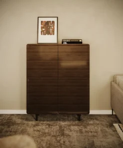 KOMODA Divine wysoka, 4-drzwiowa, szklane półki wewnątrz, ciemno brązowa kolorystyka, nowoczesny styl, piękna