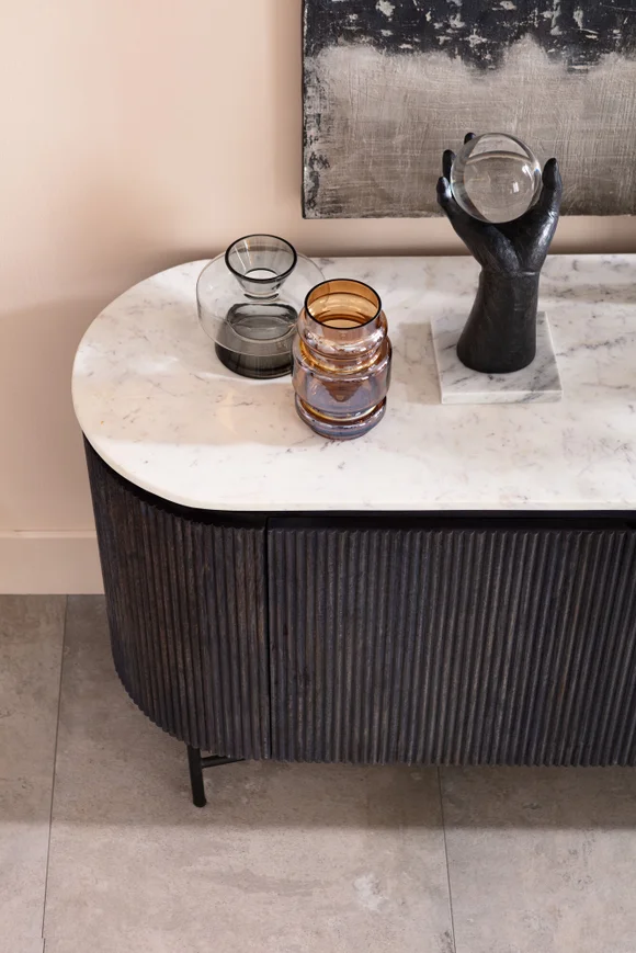 KOMODA Glenn podłużna, 2-drzwiowa, pojemne półki, a metalowych nogach z drewnianym, ryflowanym korpusem i biało-szarym marmurowym blatem, nowoczesna, ekskluzywna KOMODA Glenn podłużna, 2-drzwiowa, pojemne półki, a metalowych nogach z drewnianym, ryflowanym korpusem i biało-szarym marmurowym blatem, nowoczesna, ekskluzywna