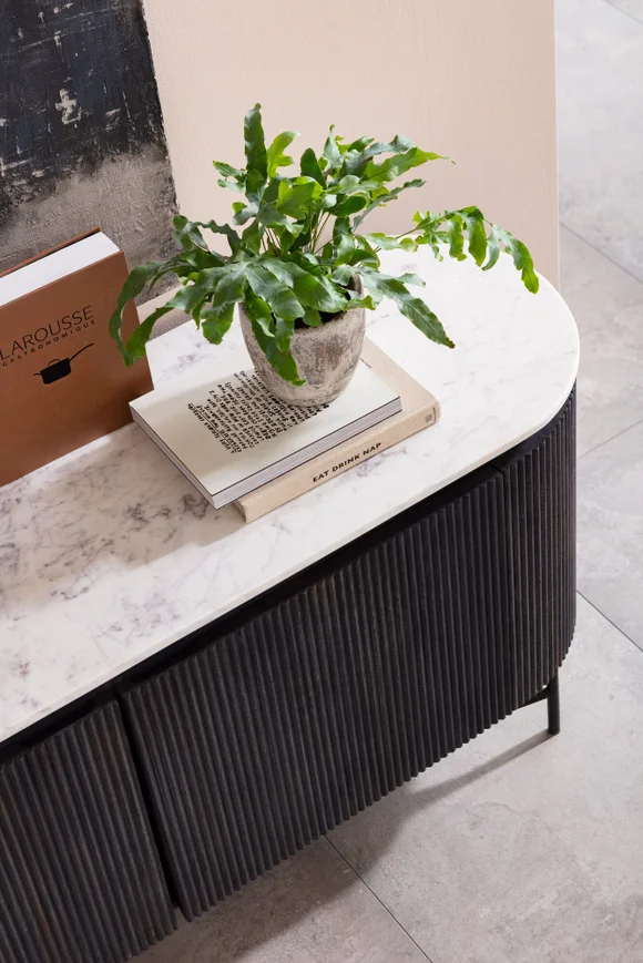 KOMODA Glenn podłużna, 2-drzwiowa, pojemne półki, a metalowych nogach z drewnianym, ryflowanym korpusem i biało-szarym marmurowym blatem, nowoczesna, premium KOMODA Glenn podłużna, 2-drzwiowa, pojemne półki, a metalowych nogach z drewnianym, ryflowanym korpusem i biało-szarym marmurowym blatem, nowoczesna, premium