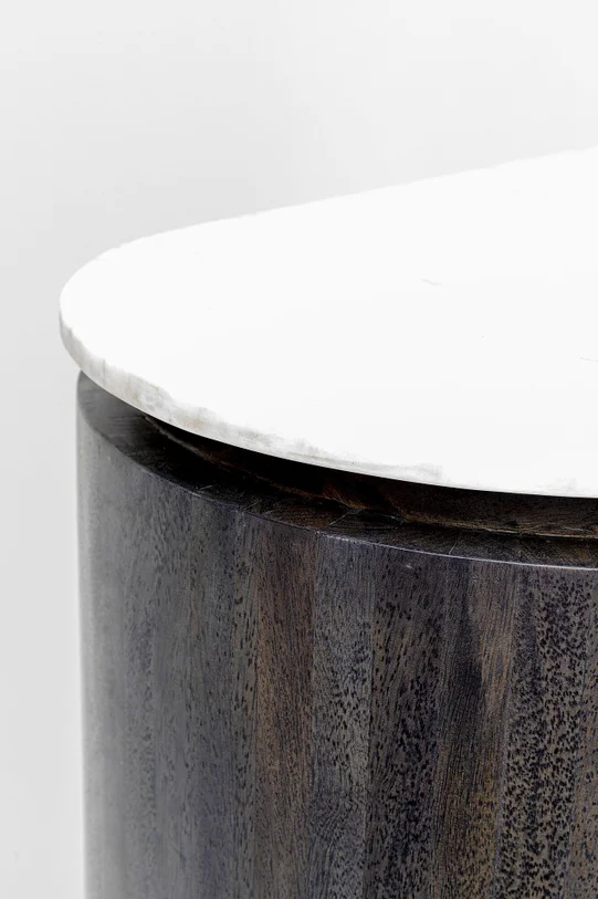 KOMODA Glenn wysoka, 2-drzwiowa, pojemne półki, a metalowych nogach z drewnianym, ryflowanym korpusem i biało-szarym marmurowym blatem, nowoczesna, do salonu KOMODA Glenn wysoka, 2-drzwiowa, pojemne półki, a metalowych nogach z drewnianym, ryflowanym korpusem i biało-szarym marmurowym blatem, nowoczesna, do salonu