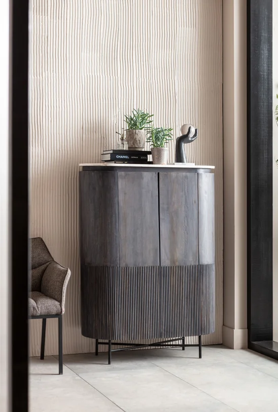 KOMODA Glenn wysoka, 2-drzwiowa, pojemne półki, a metalowych nogach z drewnianym, ryflowanym korpusem i biało-szarym marmurowym blatem, nowoczesna, ekskluzywna KOMODA Glenn wysoka, 2-drzwiowa, pojemne półki, a metalowych nogach z drewnianym, ryflowanym korpusem i biało-szarym marmurowym blatem, nowoczesna, ekskluzywna