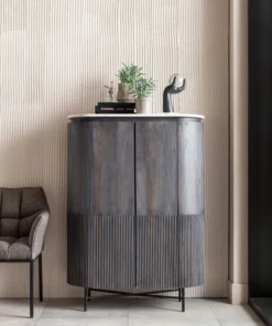 KOMODA Glenn wysoka, 2-drzwiowa, pojemne półki, a metalowych nogach z drewnianym, ryflowanym korpusem i biało-szarym marmurowym blatem, nowoczesna, piękna