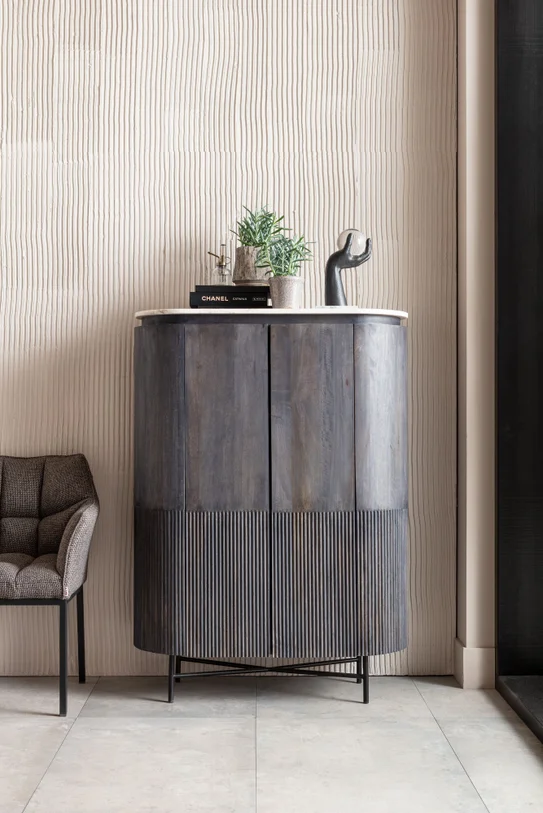 KOMODA Glenn wysoka, 2-drzwiowa, pojemne półki, a metalowych nogach z drewnianym, ryflowanym korpusem i biało-szarym marmurowym blatem, nowoczesna, piękna KOMODA Glenn wysoka, 2-drzwiowa, pojemne półki, a metalowych nogach z drewnianym, ryflowanym korpusem i biało-szarym marmurowym blatem, nowoczesna, piękna