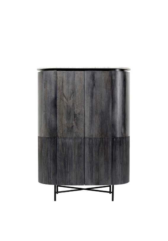 KOMODA Glenn wysoka, 2-drzwiowa, pojemne półki, a metalowych nogach z drewnianym, ryflowanym korpusem i biało-szarym marmurowym blatem, nowoczesna KOMODA Glenn wysoka, 2-drzwiowa, pojemne półki, a metalowych nogach z drewnianym, ryflowanym korpusem i biało-szarym marmurowym blatem, nowoczesna