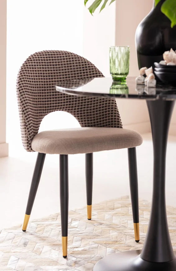 KRZESŁO Hudson o zaoblonych kształtach, oparcie obite tkaniną w pipetkę, jasnobeżowe siedzisko, czarno-złote nogi, loftowy styl, ekskluzywne KRZESŁO Hudson o zaoblonych kształtach, oparcie obite tkaniną w pipetkę, jasnobeżowe siedzisko, czarno-złote nogi, loftowy styl, ekskluzywne