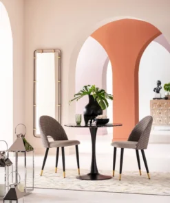 KRZESŁO Hudson o zaoblonych kształtach, oparcie obite tkaniną w pipetkę, jasnobeżowe siedzisko, czarno-złote nogi, loftowy styl, piękne