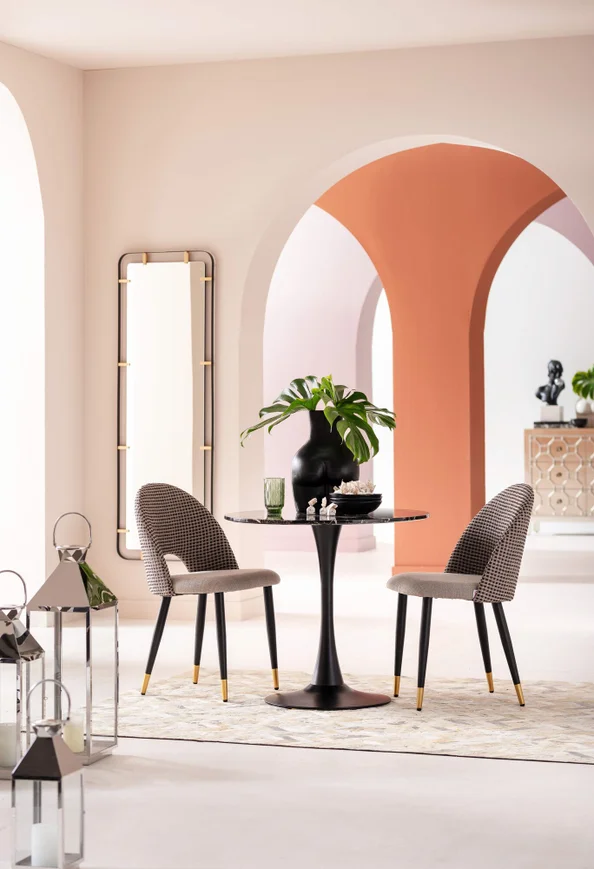 KRZESŁO Hudson o zaoblonych kształtach, oparcie obite tkaniną w pipetkę, jasnobeżowe siedzisko, czarno-złote nogi, loftowy styl, piękne KRZESŁO Hudson o zaoblonych kształtach, oparcie obite tkaniną w pipetkę, jasnobeżowe siedzisko, czarno-złote nogi, loftowy styl, piękne