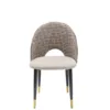 KRZESŁO Hudson o zaoblonych kształtach, oparcie obite tkaniną w pipetkę, jasnobeżowe siedzisko, czarno-złote nogi, loftowy styl
