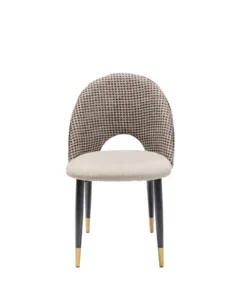 KRZESŁO Hudson o zaoblonych kształtach, oparcie obite tkaniną w pipetkę, jasnobeżowe siedzisko, czarno-złote nogi, loftowy styl