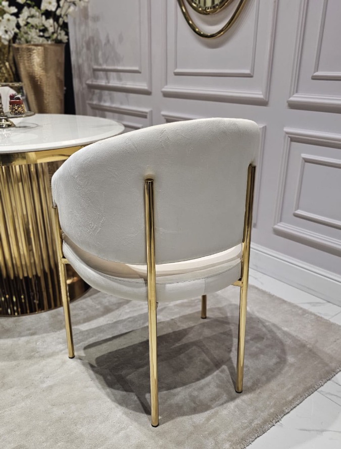 KRZESŁO na metalowych nogach w kolorze błyszczącego złota, jasnobeżowa welurowa tkanina, nowoczesny styl, ekskluzywne