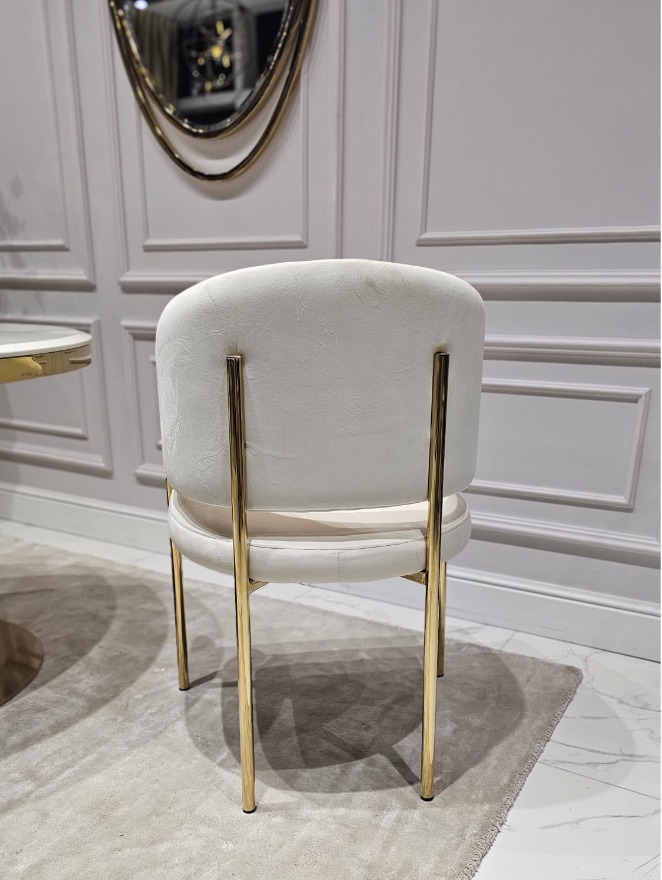 KRZESŁO na metalowych nogach w kolorze błyszczącego złota, jasnobeżowa welurowa tkanina, nowoczesny styl, piękne
