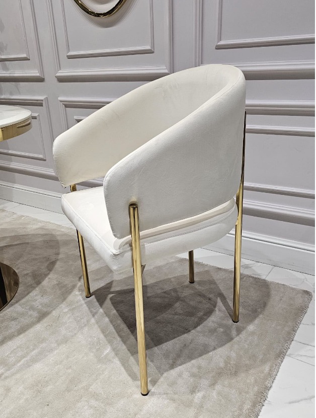 KRZESŁO na metalowych nogach w kolorze błyszczącego złota, jasnobeżowa welurowa tkanina, nowoczesny styl, wyjątkowe