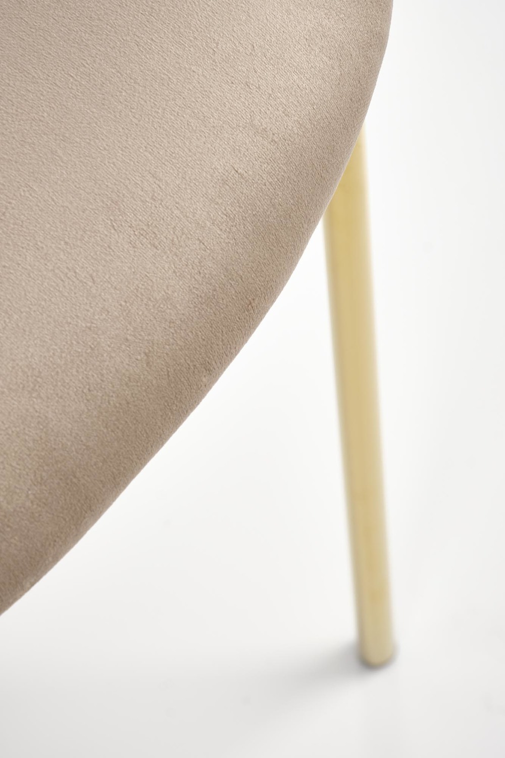KRZESŁO na złotych, metalowych nogach, beżowa tapicerka, pionowe przeszycia na oparciu, nowoczesny styl, do salonu KRZESŁO na złotych, metalowych nogach, beżowa tapicerka, pionowe przeszycia na oparciu, nowoczesny styl, do salonu
