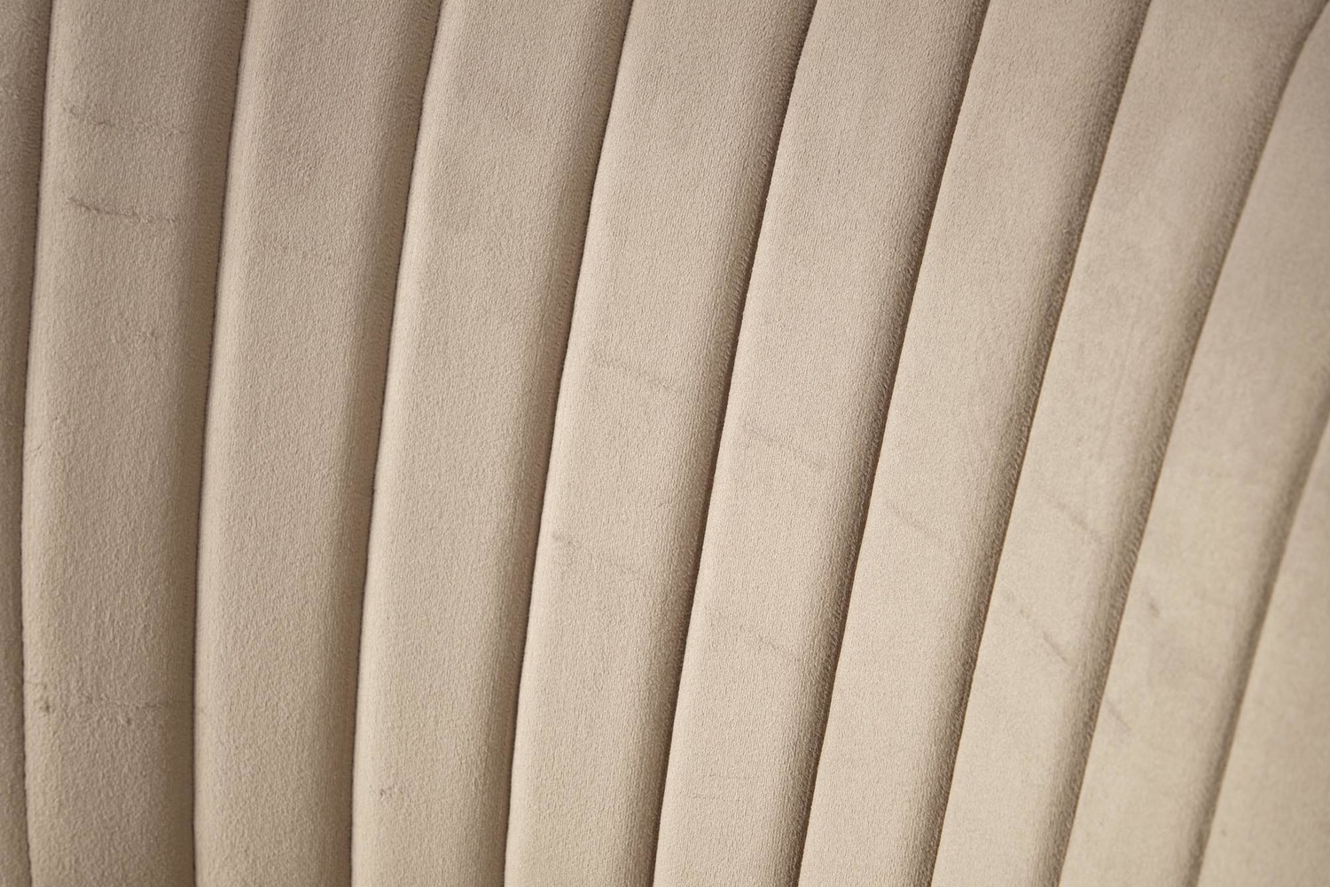 KRZESŁO na złotych, metalowych nogach, beżowa tapicerka, pionowe przeszycia na oparciu, nowoczesny styl, wyjątkowe KRZESŁO na złotych, metalowych nogach, beżowa tapicerka, pionowe przeszycia na oparciu, nowoczesny styl, wyjątkowe