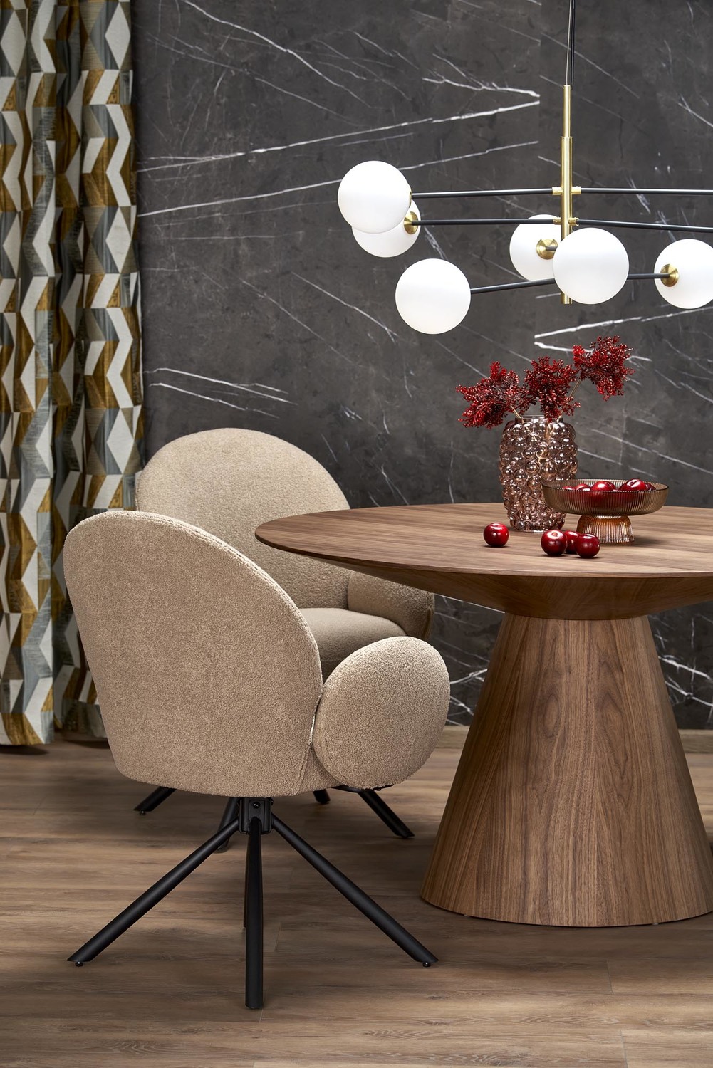 KRZESŁO obrotowe z podłokietnikami na czarnych, metalowych nogach, przyjemna tapicerka, obłe kształty, designerski styl, cappucino, do jadalni KRZESŁO obrotowe z podłokietnikami na czarnych, metalowych nogach, przyjemna tapicerka, obłe kształty, designerski styl, cappucino, do jadalni