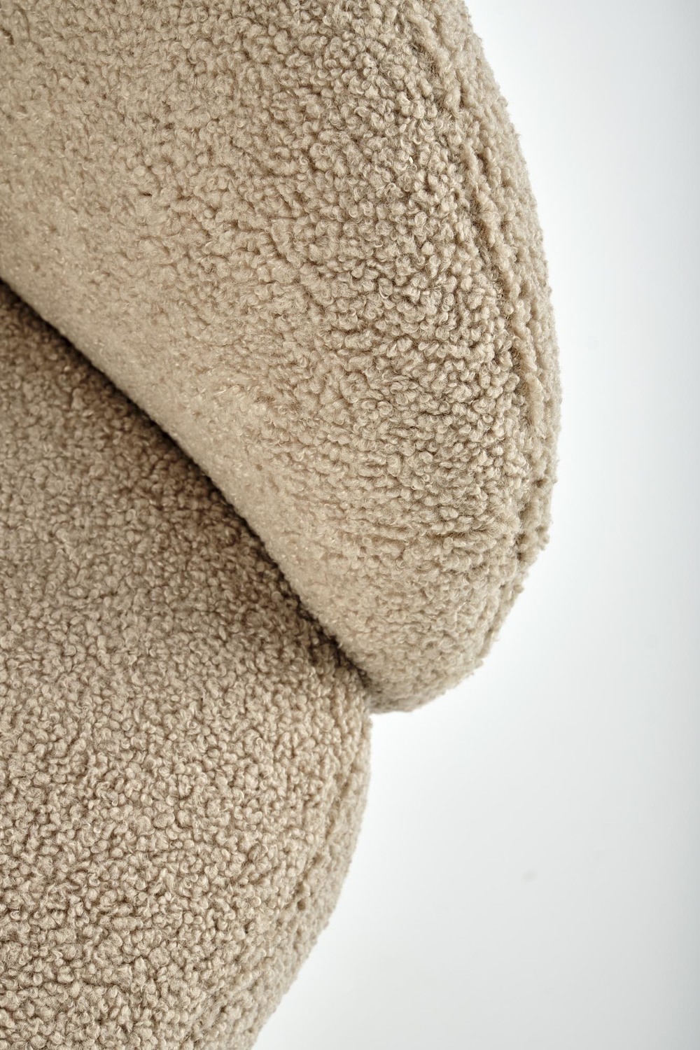 KRZESŁO obrotowe z podłokietnikami na czarnych, metalowych nogach, przyjemna tapicerka, obłe kształty, designerski styl, cappucino, wyjątkowe KRZESŁO obrotowe z podłokietnikami na czarnych, metalowych nogach, przyjemna tapicerka, obłe kształty, designerski styl, cappucino, wyjątkowe