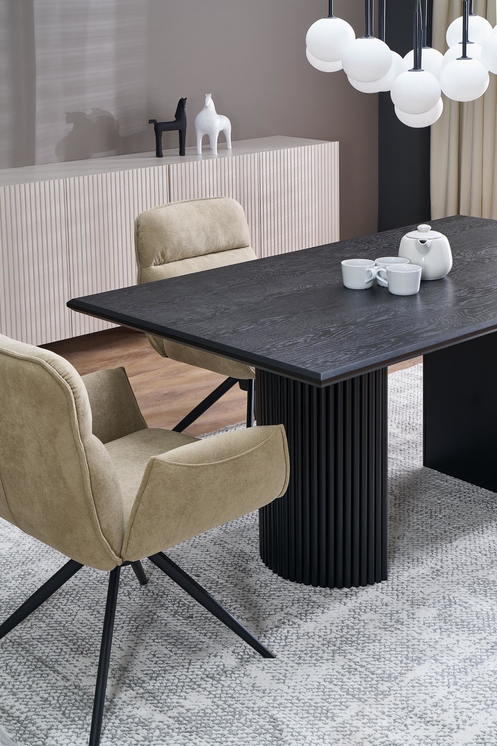 KRZESŁO obrotowe z podłokietnikami na czarnych, metalowych nogach, welurowa tapicerka, nowoczesny styl, beżowe, do jadalni