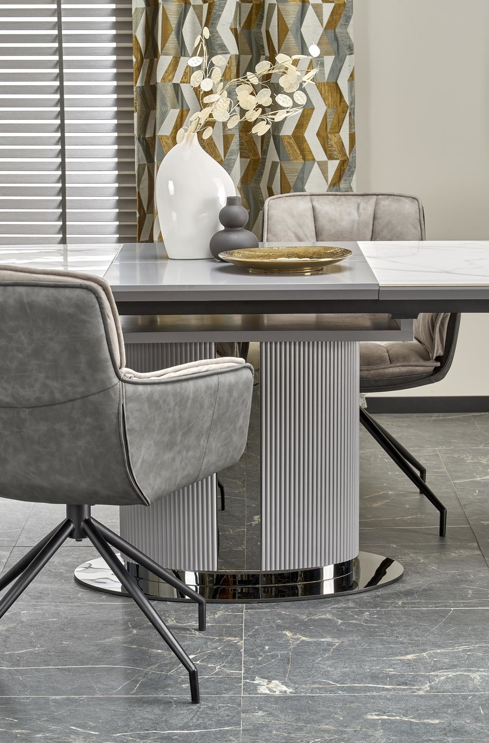 KRZESŁO z podłokietnikami, obrotowe na czarnych, metalowych nogach, kwadratowe siedzisko, welurowa tapicerka - popielate, do jadalni