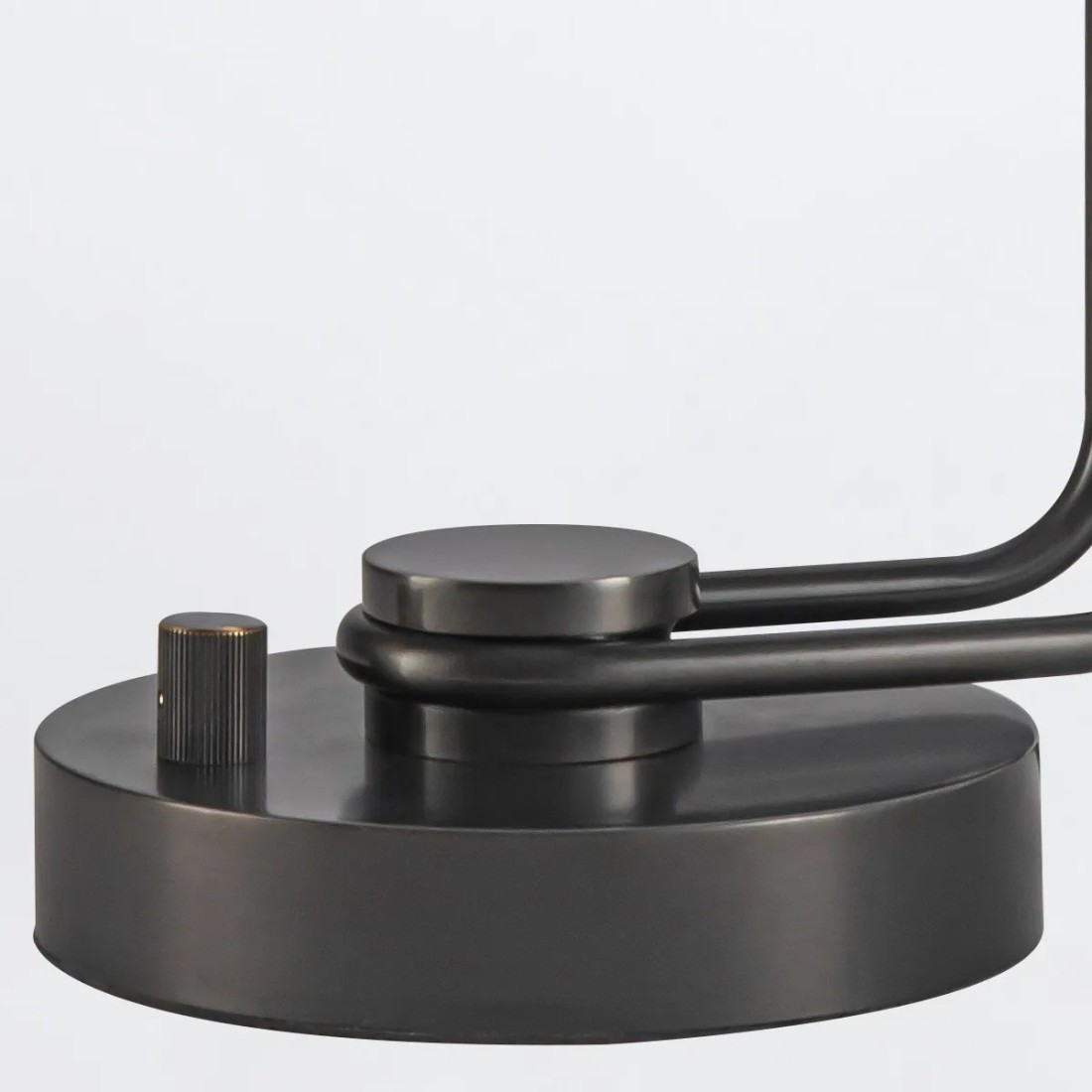 LAMPA STOŁOWA Wynwood z jednym źródłem światła, metalowa podstawa w kolorze miejskiego brązu, mleczny, podłużny klosz, premium