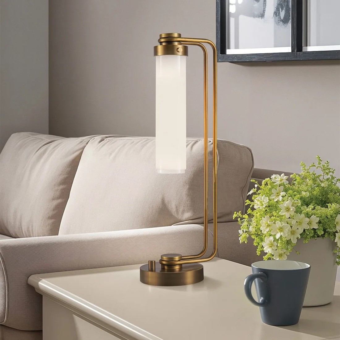 LAMPA STOŁOWA Wynwood z jednym źródłem światła, metalowa podstawa w kolorze vintage mosiądzu, mleczny, podłużny klosz, do salonu