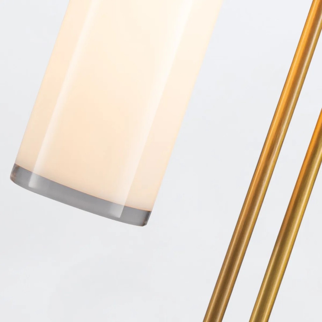 LAMPA STOŁOWA Wynwood z jednym źródłem światła, metalowa podstawa w kolorze vintage mosiądzu, mleczny, podłużny klosz, ekskluzywna