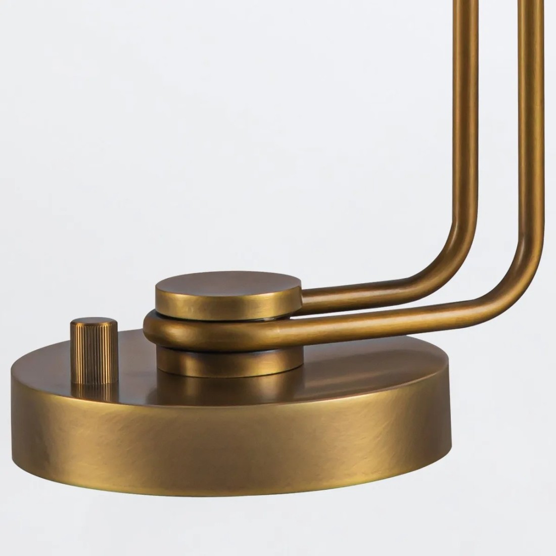 LAMPA STOŁOWA Wynwood z jednym źródłem światła, metalowa podstawa w kolorze vintage mosiądzu, mleczny, podłużny klosz, premium