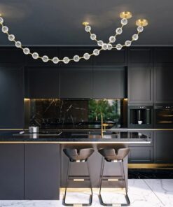 LAMPA WISZĄCA Marni z 8 źródłami światła w kloszach z fasowanego akrylu, metalowa konstrukcja w kolorze naturalnego mosiądzu, do jadalni