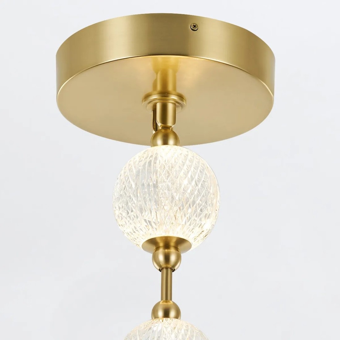 LAMPA WISZĄCA Marni z 8 źródłami światła w kloszach z fasowanego akrylu, metalowa konstrukcja w kolorze naturalnego mosiądzu, piękna