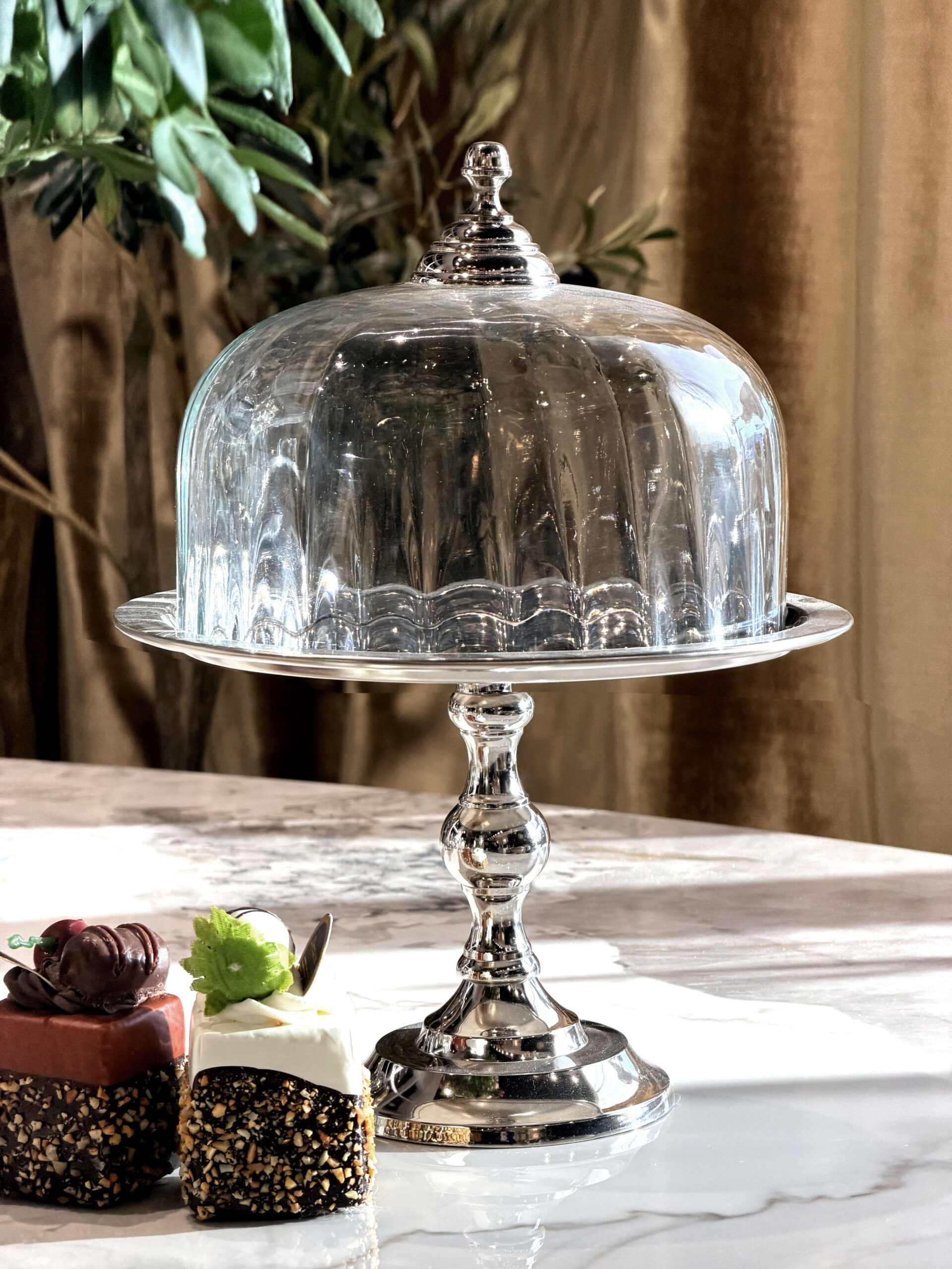 PATERA srebrna z osłonką z młotkowanego szkła, metalowa podstawa oraz uchwyt, klasyczny styl